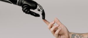 Tito robot e dito umano