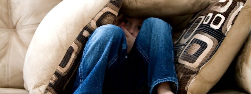 Bimbo si nasconde sotto i cuscini